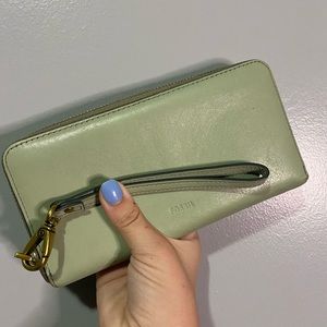 Fossil Wristlet | sage green